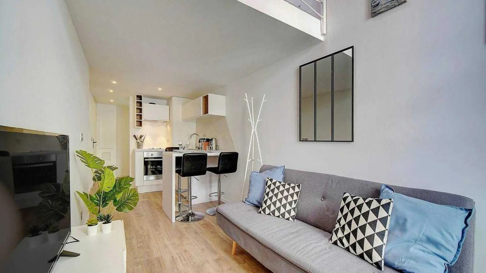 Bright Duplex - Cannes Centre - Mobility Lease Apartment