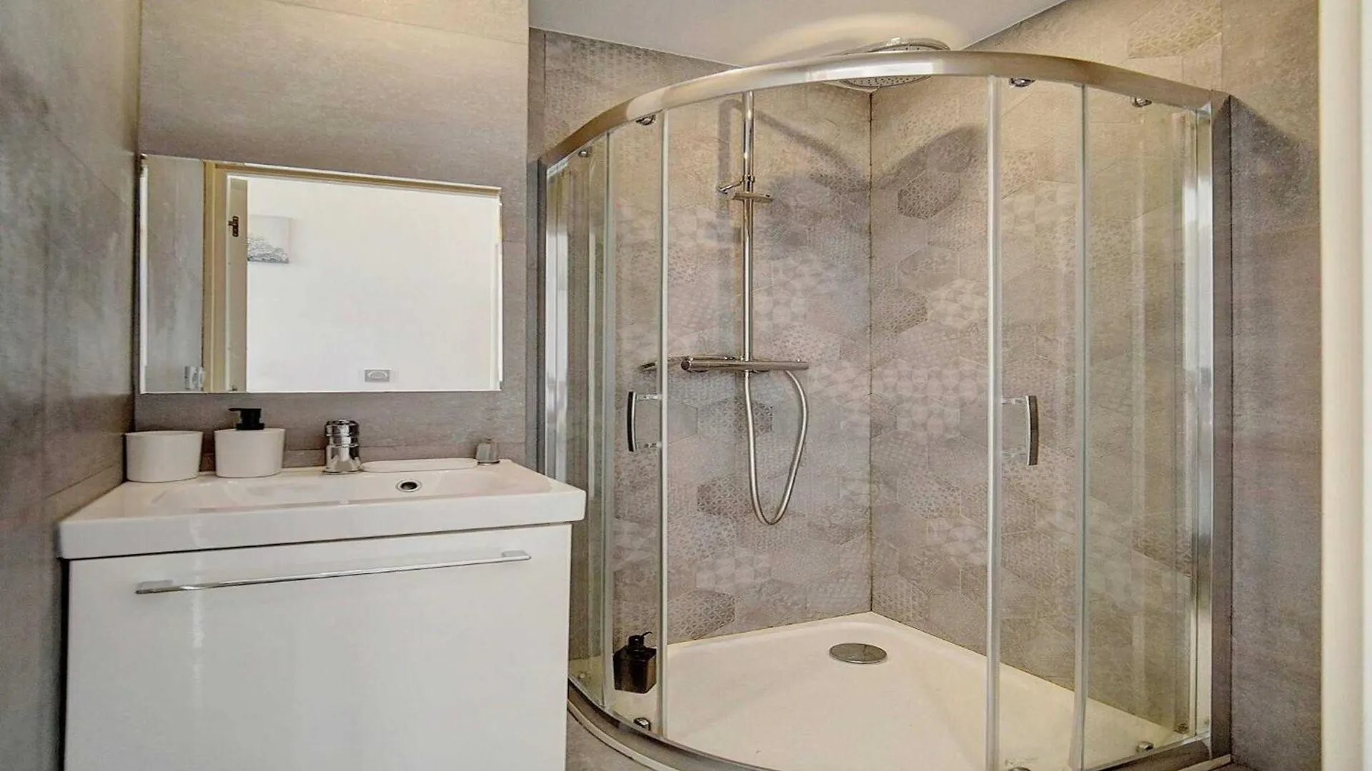 Bright Duplex - Cannes Centre - Mobility Lease Apartment